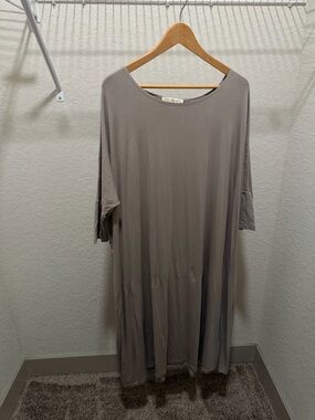 MM. LaFée Relaxed Midi Dress in Taupe - Effortless Everyday Style